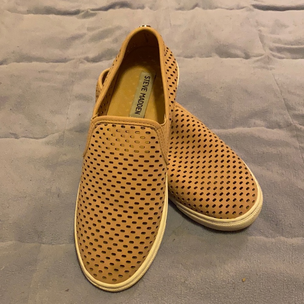 STEVE MADDEN SLIP ONS